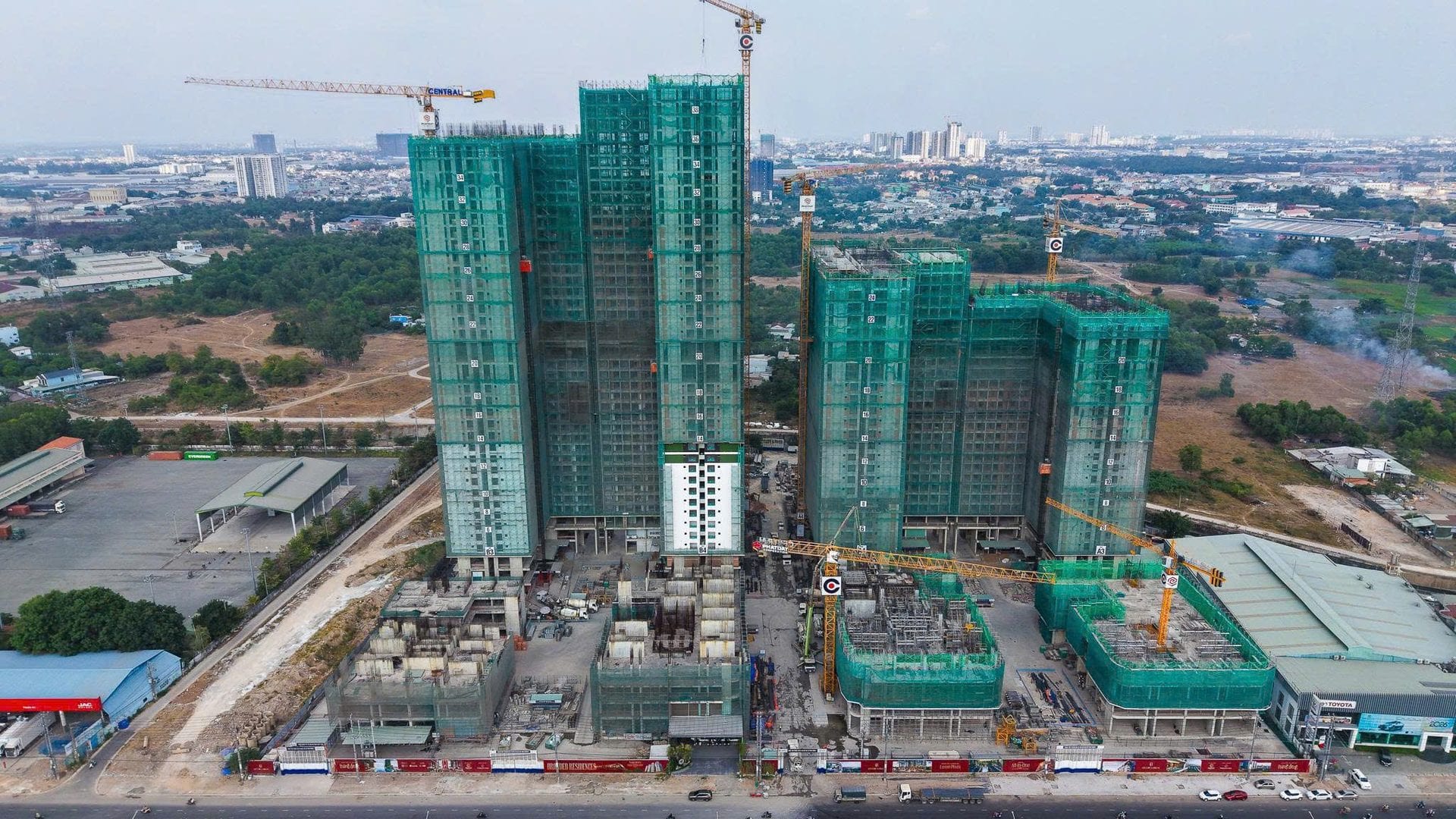 Lusso Saigon — all four cores rising
