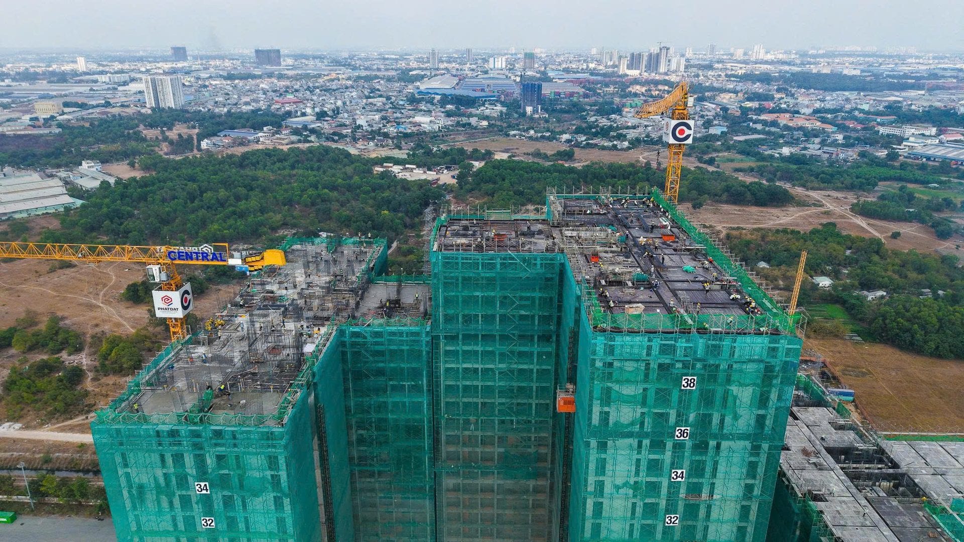 Roof slab close-up — workers placing rebar