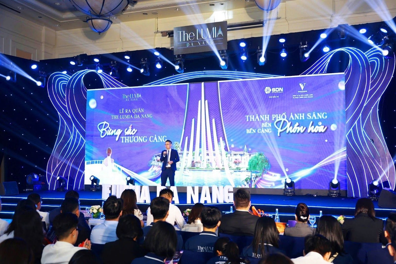 Ảnh 2: Đại diện bộ phận phát triển dự án và tư vấn chiến lược đang phát biểu