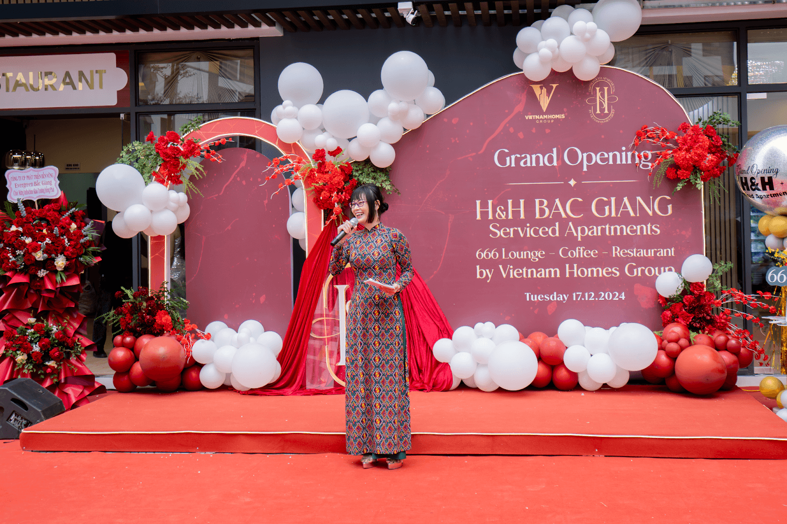 Bà Lê Thị Hằng (Le Thi Hang), Chủ tịch Hội đồng quản trị Vietnam Homes Group, phát biểu tại lễ khai mạc