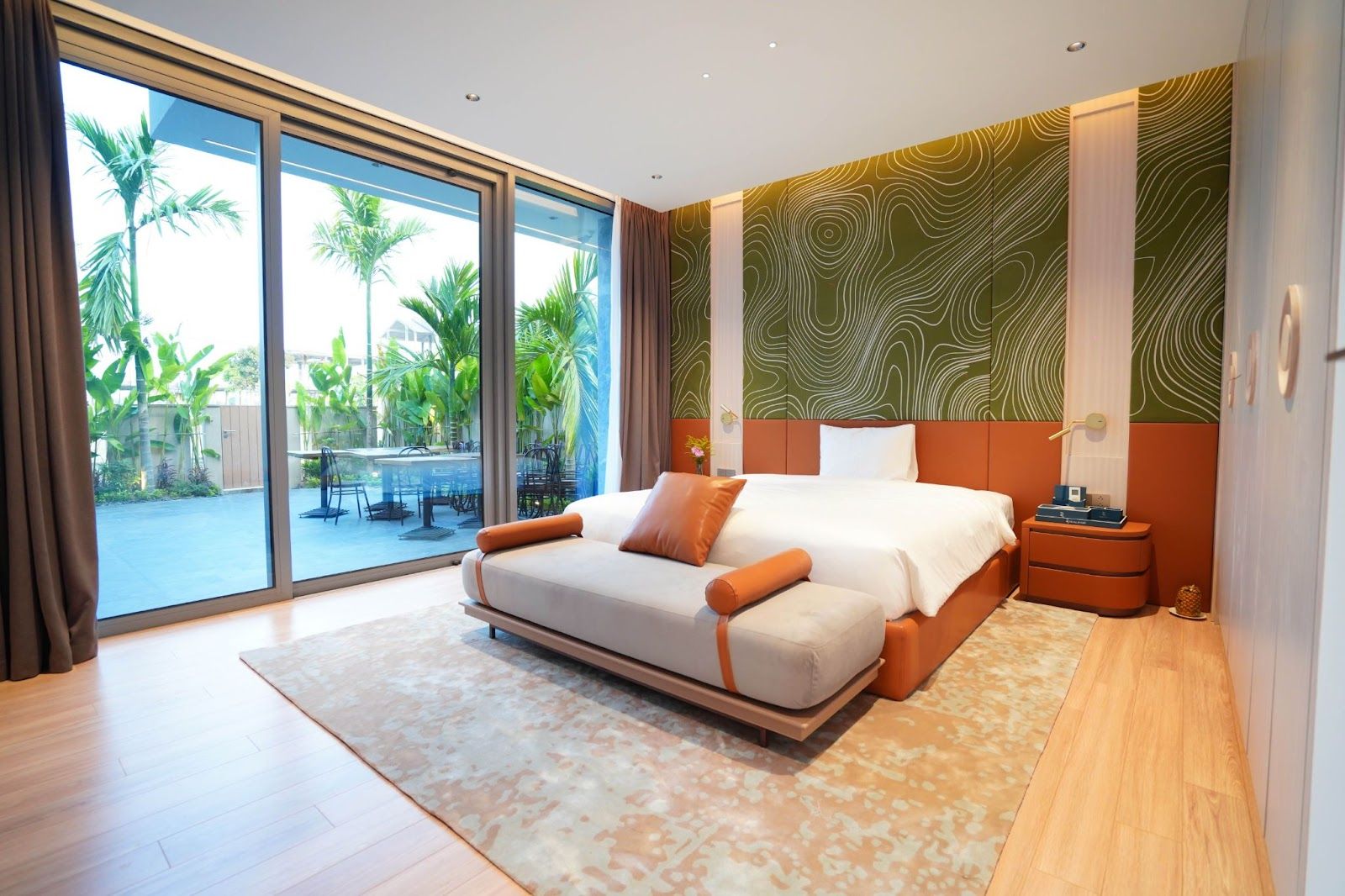 Phòng master của Victoria Pool Villas là không gian thoáng đãng, mang đến giấc ngủ thư thái, dễ chịu.