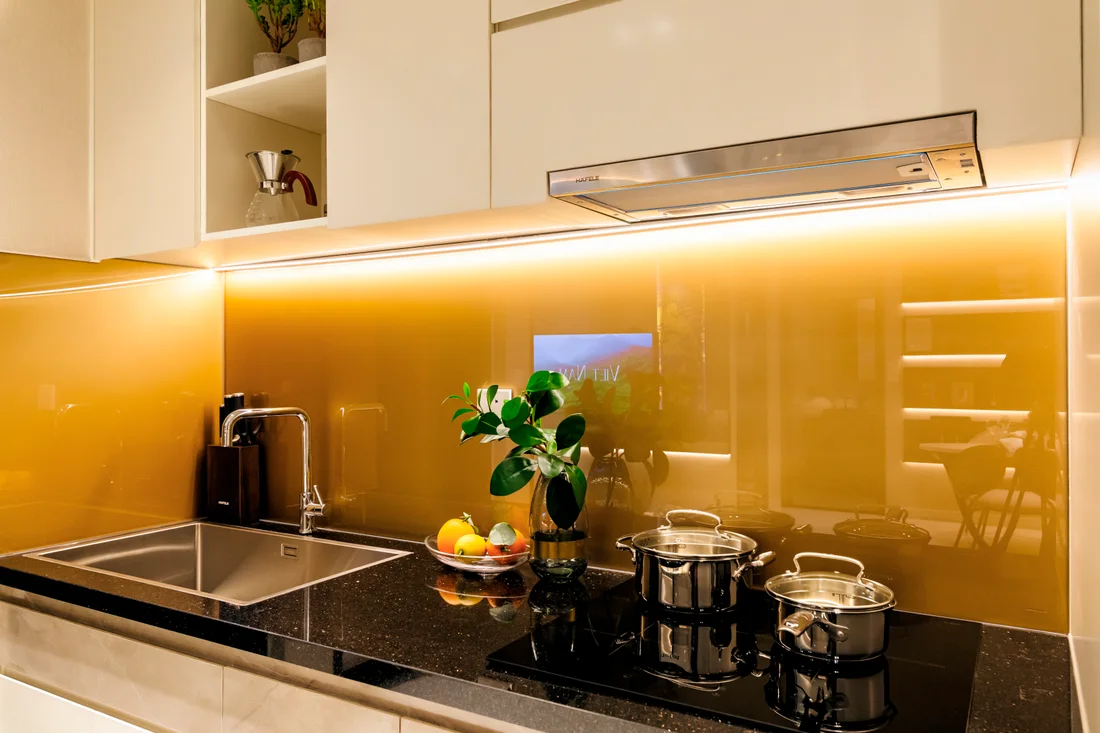 Bàn làm việc + tủ trưng bày âm tường
